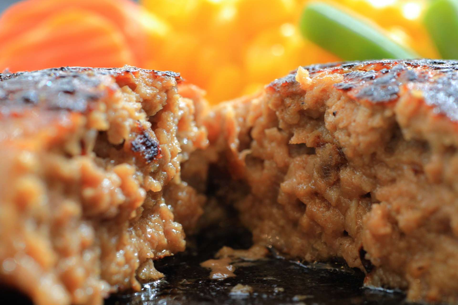 肉汁あふれるハンバーグ